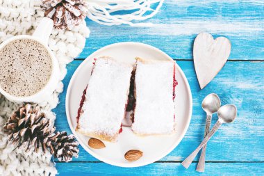 Bir kiraz ile meyveli turta. Vişneli tart.