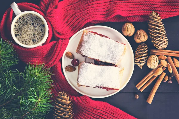 Strudel con una cereza. Pastel de cereza . — Foto de Stock