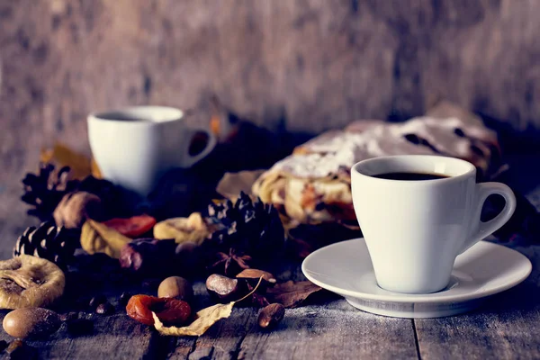 Uma xícara de café com café expresso, torta e folhas de outono. Outono . — Fotografia de Stock