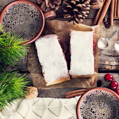 Bir kiraz ile meyveli turta. Vişneli tart.