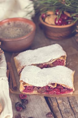 Bir kiraz ile meyveli turta. Vişneli tart.