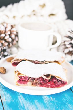 Bir kiraz ile meyveli turta. Vişneli tart.