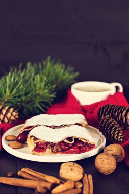 Bir kiraz ile meyveli turta. Vişneli tart.