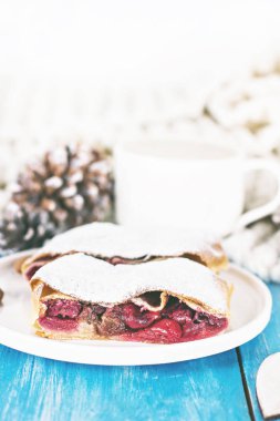 Bir kiraz ile meyveli turta. Vişneli tart.