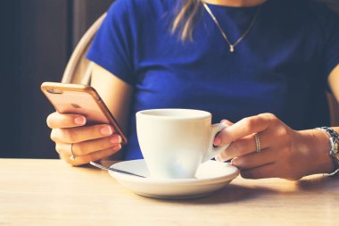 Kadının elinde cep telefonu