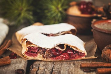 Bir kiraz ile meyveli turta. Vişneli tart.