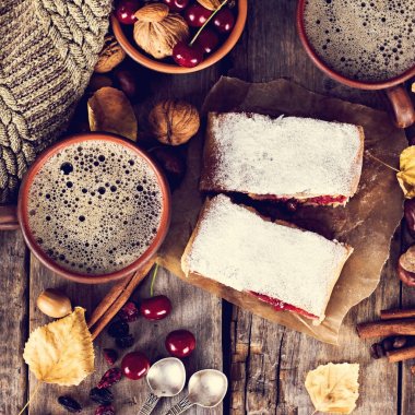 Bir kiraz ile meyveli turta. Vişneli tart.