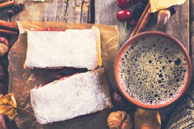 Bir kiraz ile meyveli turta. Vişneli tart.