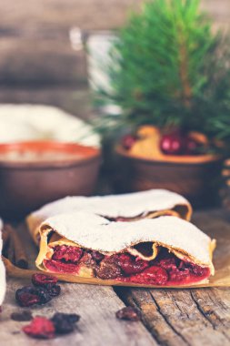 Bir kiraz ile meyveli turta. Vişneli tart.