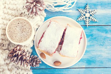 Bir kiraz ile meyveli turta. Vişneli tart.