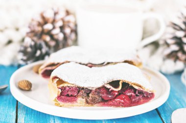 Bir kiraz ile meyveli turta. Vişneli tart.