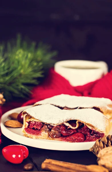 Bir kiraz ile meyveli turta. Vişneli tart.