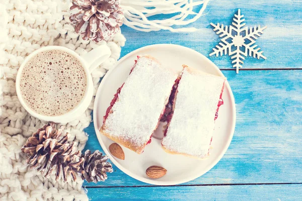 Bir kiraz ile meyveli turta. Vişneli tart.