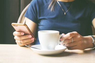 Kadının elinde cep telefonu