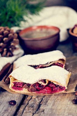 Bir kiraz ile meyveli turta. Vişneli tart.