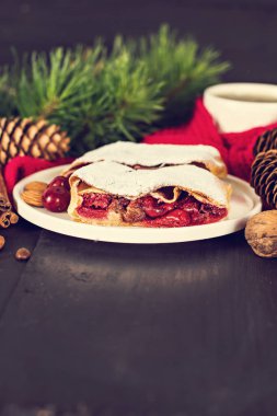 Bir kiraz ile meyveli turta. Vişneli tart.