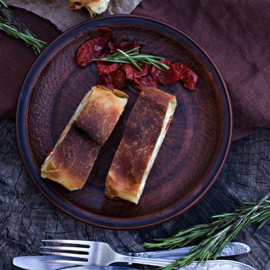 Strudel peynir ve kurutulmuş domates ile. 