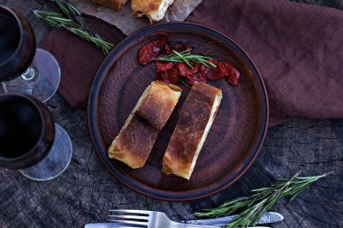 Strudel peynir ve kurutulmuş domates ile. 
