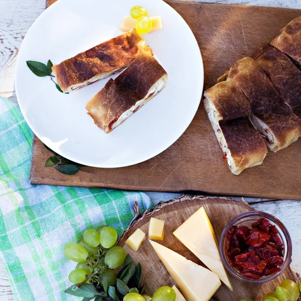 Strudel peynir ve kurutulmuş domates ile. 