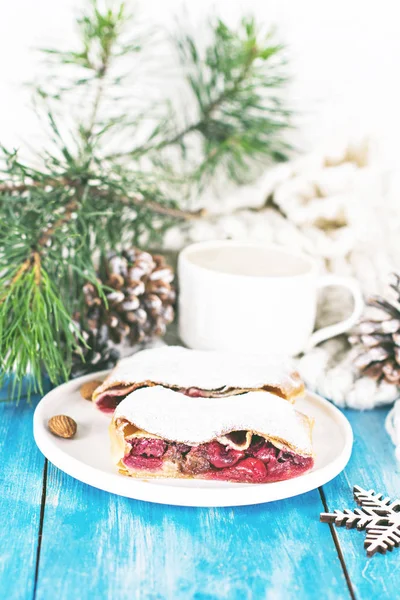 Bir kiraz ile meyveli turta. Vişneli tart.