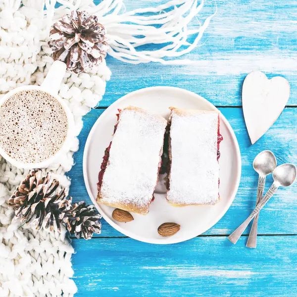 Strudel con una cereza. Pastel de cereza . — Foto de Stock