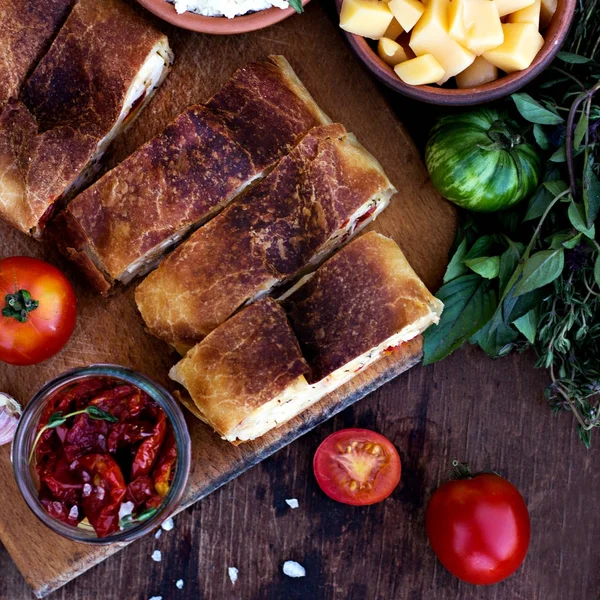 Strudel peynir ve kurutulmuş domates ile. 
