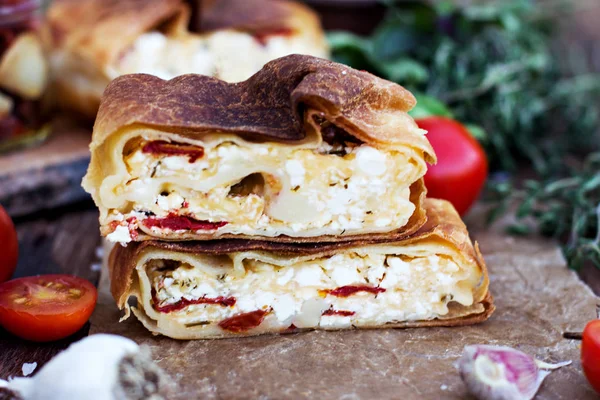 Strudel peynir ve kurutulmuş domates ile. 