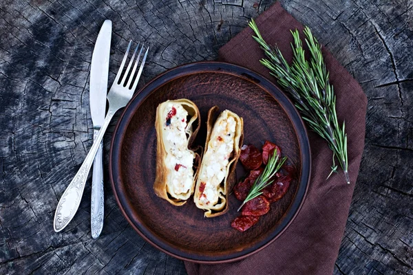 Strudel peynir ve kurutulmuş domates ile. 