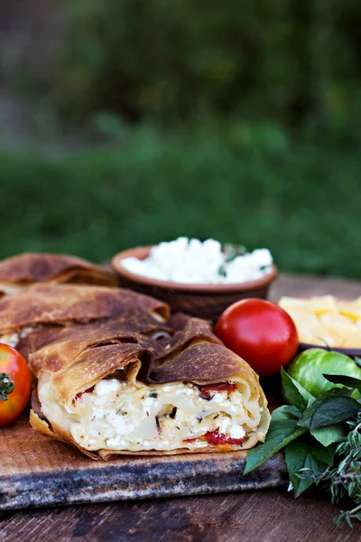 Strudel peynir ve kurutulmuş domates ile. 