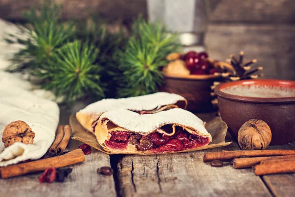 Bir kiraz ile meyveli turta. Vişneli tart.