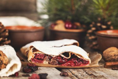 Bir kiraz ile meyveli turta. Vişneli tart.