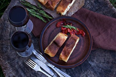 Strudel peynir ve kurutulmuş domates ile. 