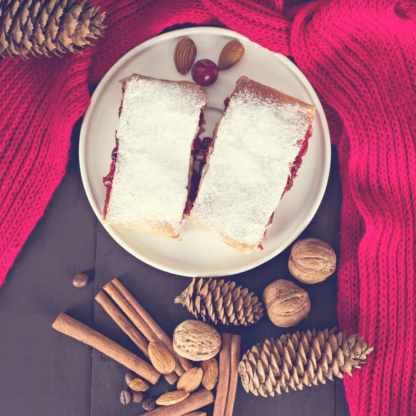 Bir kiraz ile meyveli turta. Vişneli tart.