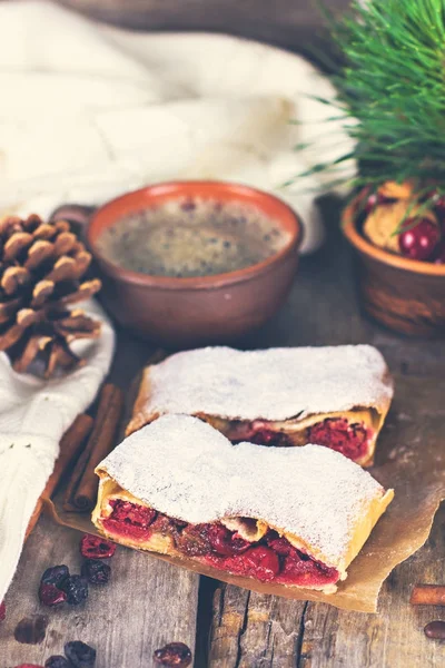 Bir kiraz ile meyveli turta. Vişneli tart.