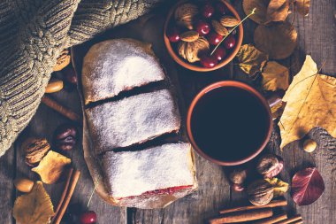 Bir kiraz ile meyveli turta. Vişneli tart.