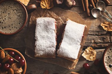 Bir kiraz ile meyveli turta. Vişneli tart.