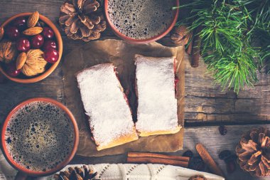 Bir kiraz ile meyveli turta. Vişneli tart.