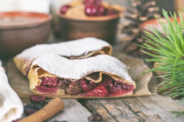 Bir kiraz ile meyveli turta. Vişneli tart.