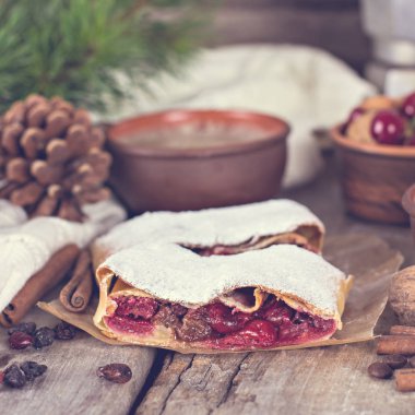 Bir kiraz ile meyveli turta. Vişneli tart.