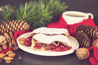 Bir kiraz ile meyveli turta. Vişneli tart.