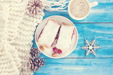 Bir kiraz ile meyveli turta. Vişneli tart.