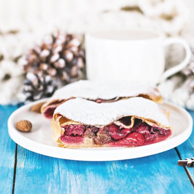 Bir kiraz ile meyveli turta. Vişneli tart.