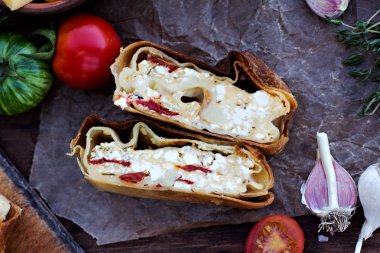 Strudel peynir ve kurutulmuş domates ile. 