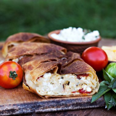 Strudel peynir ve kurutulmuş domates ile. 