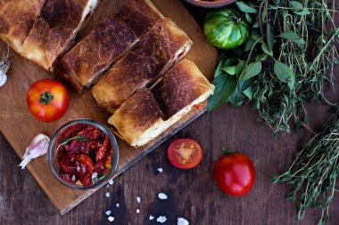 Strudel peynir ve kurutulmuş domates ile. 