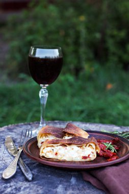 Strudel peynir ve kurutulmuş domates ile. 