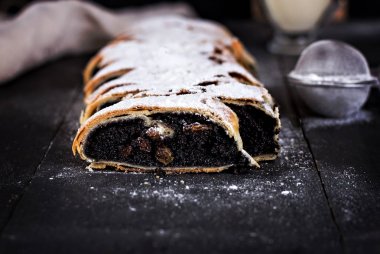 siyah arka plan üzerine Strudel