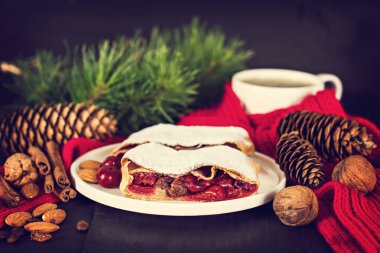 Bir kiraz ile meyveli turta. Vişneli tart.