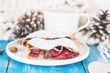 Bir kiraz ile meyveli turta. Vişneli tart.