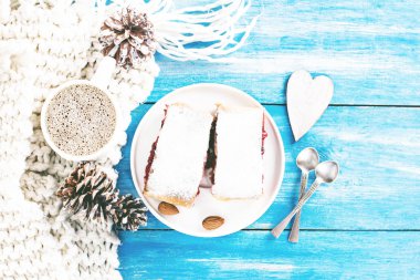 Bir kiraz ile meyveli turta. Vişneli tart.